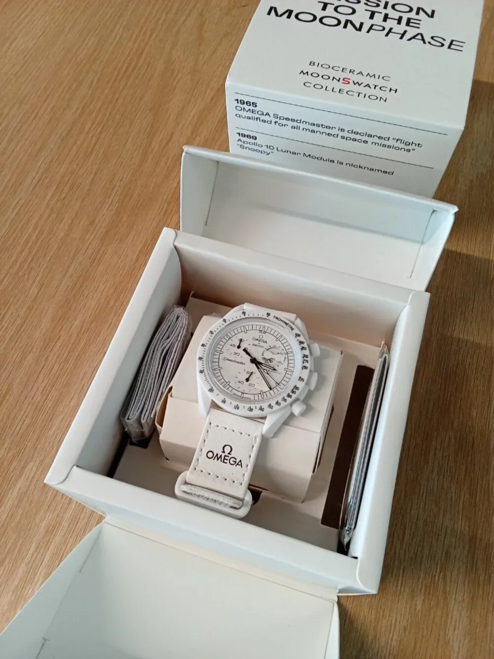 Swatch Omega White Snoopy Speedmaster Moonswatch